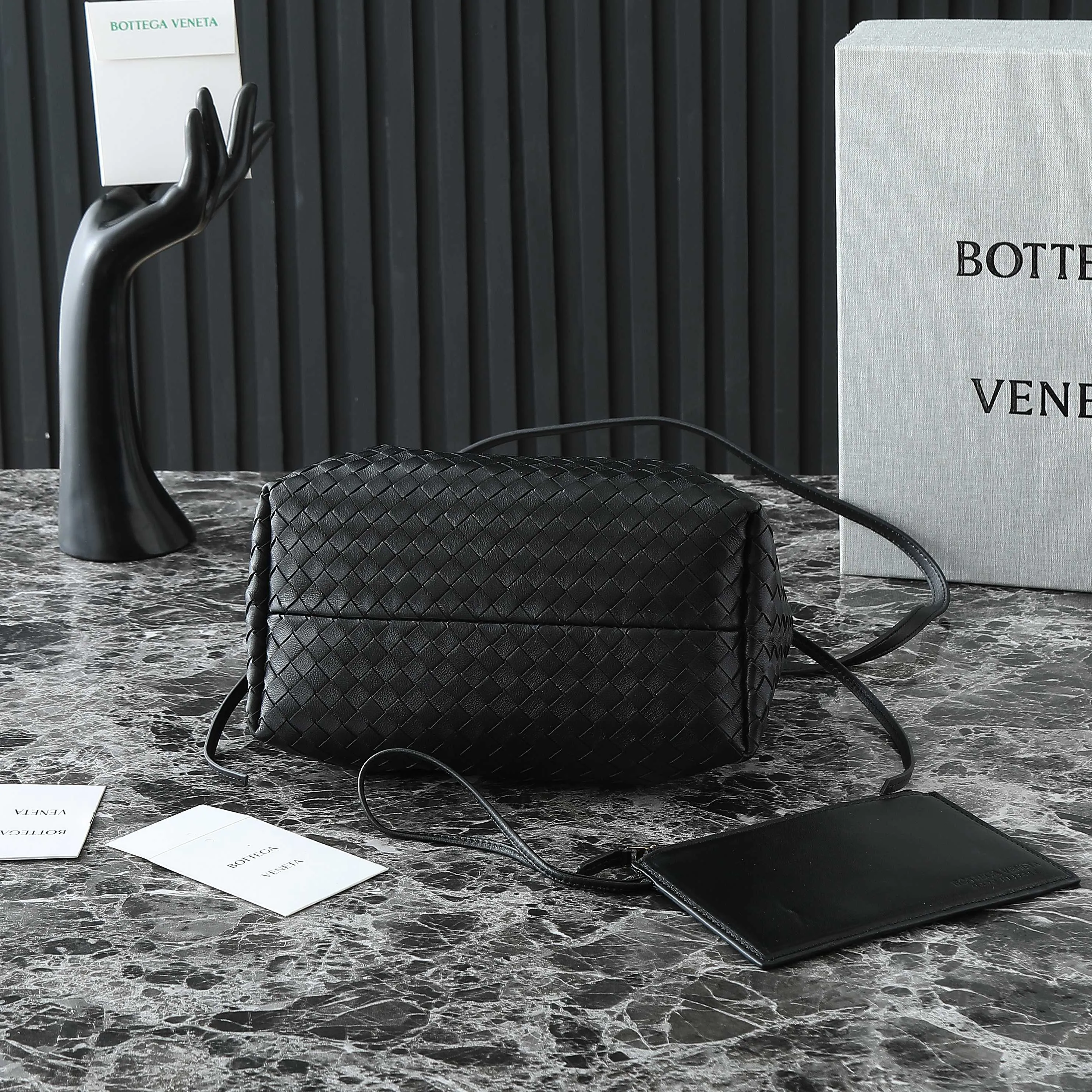 Batch 1660 BV25 spring and summer new product Mini pinacoteca two-tone surface. The weaving process is also super exquisite. Every texture is delicate and clear, and you can see the full ingenuity. 👜The bag uses 1 cm leather strips, which are purely hand-woven, highlighting the brand's craftsmanship. The inside is flipped to reveal a smooth suede lining that can be used on both sides, taking into account both fashion and practicality. 	 The small size can be worn on one shoulder or across the body, making it super versatile for daily commuting! 	 💕Fashionable ladies who like BV, come to me to get the same style~ ​Model number: 819004 ​Size: 24*15*12cm